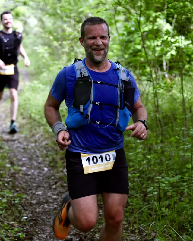 Sur un trail en forêt, dossard 1010